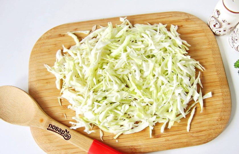 1. Этап. Борщ русский: Тем временем тонко нашинкуйте капусту.