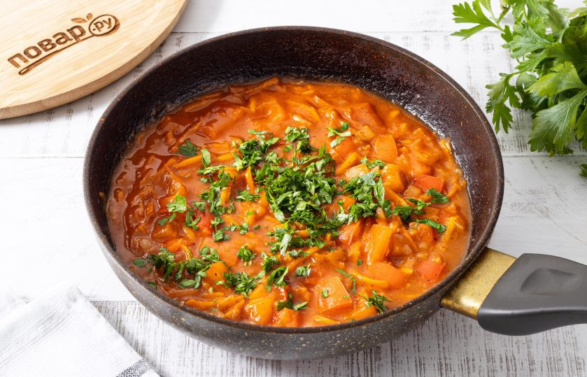 1. Этап. Балканская овощная закуска Тавче гравче: Затем добавьте муку, перемешайте. Добавьте томатную пасту и влейте примерно половину стакана воды, прогрейте до загустения. В конце добавь нарезанную петрушку.