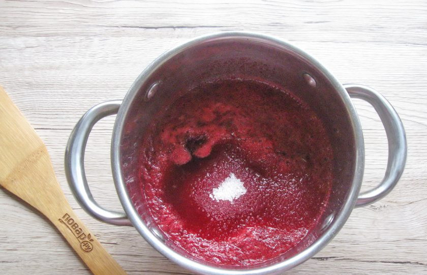 1. Этап. Конфитюр из вишни с агар-агаром: Добавьте сахар, перемешайте. И снова на небольшом огне варите конфитюр примерно 30 минут.