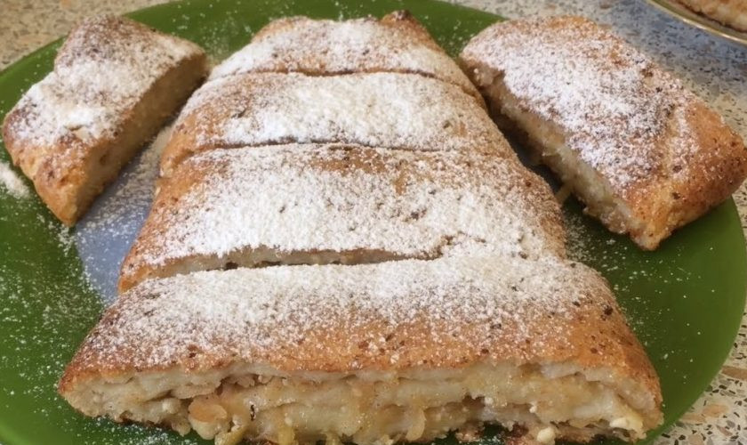 1. Этап. Рулет с яблоками без яиц: 3. Тесто разомните руками в прямоугольник толщиной 1 см. Распределите по тесту начинку и сверните в рулет. Перетяните рулет на противень, покрытый пергаментом и выпекайте в разогретой до 180 градусов духовке 30-35 минут. Приятного аппетита!