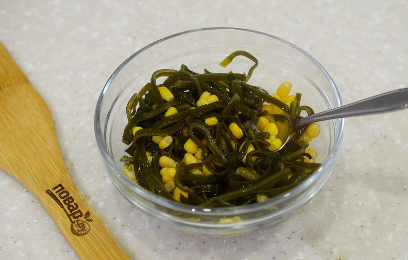 1. Этап. Крабовый салат с морской капустой: 1. С капусты и кукурузы слейте жидкость, соедините продукты в одной миске.