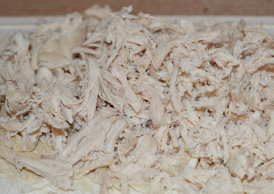 1. Этап. Курица с фасолью и грибами: Грудку заранее отварите в подсоленной воде. Затем остудите и разберите на волокна.