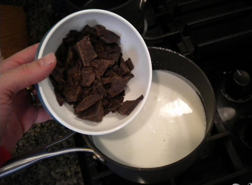 1. Этап. Шоколадный торт Черная вуаль: 1. Готовим крем. Смешать венчиком сахар, крахмал, соль, сливки с молоком, молоко в большой кастрюле и поставить на средний огонь. Добавить шоколад и постоянно мешать, пока шоколад не растает, а смесь не начнет закипать. Приблизительно 2-4 минуты. Добавить ваниль и переместить пудинг в большую посудину. Накрыть пищевой пленкой и поставить в холодильник, как минимум на 4 часа, а лучше на день.