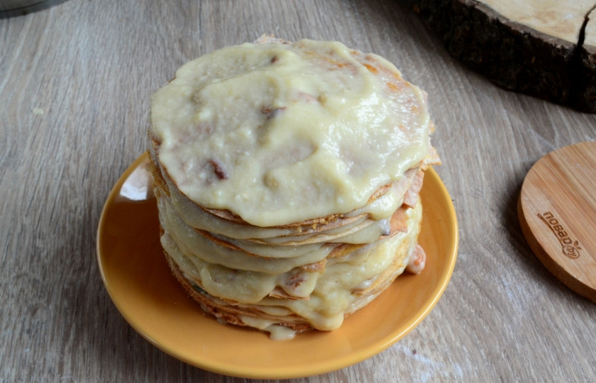 1. Этап. Торт Парижский коктейль: Соберите торт, смазав каждый кружок кремом. Украсьте тортик по желанию. Отправьте его в холодильник на 2 часа.