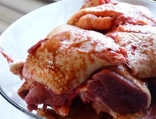 1. Этап. Гусь в казане: Обмазываем куски гуся полученным маринадом, отправляем в прохладное место на сутки. Часов через 12 можно перевернуть куски гуся в маринаде.