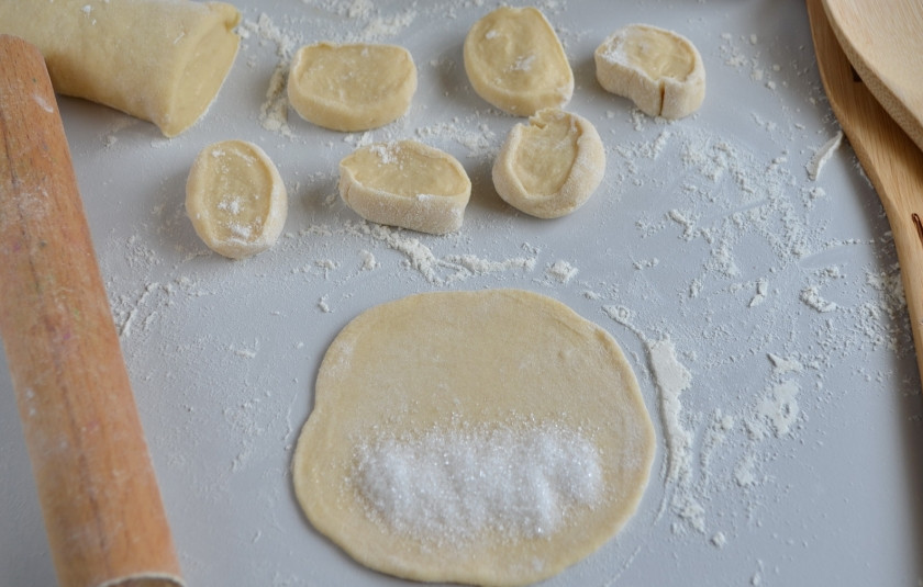 1. Этап. Косовик: Положите на одну сторону 0,5 столовой ложки сахара.