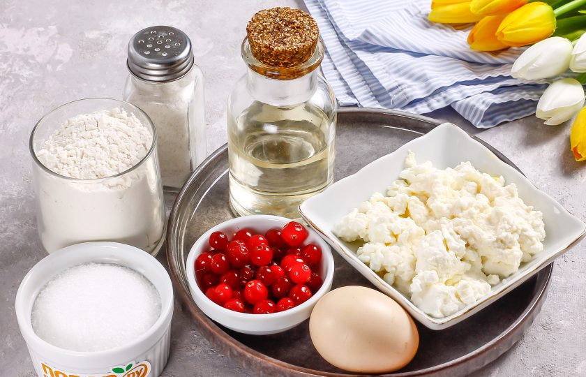 1. Этап. Творожное печенье с клюквой: Подготовьте указанные ингредиенты. Масло можно использовать оливковое нерафинированное, сливочное, кокосовое или качественный маргарин.