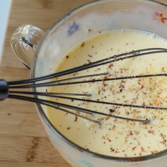 1. Этап. Овощные маффины: 3. К смеси из яиц и сливок добавьте соль и перец. Перемешайте.