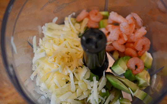 1. Этап. Крекеры с кремом из авокадо: Сюда же добавьте натертый сыр, очищенные вареные креветки, чеснок.