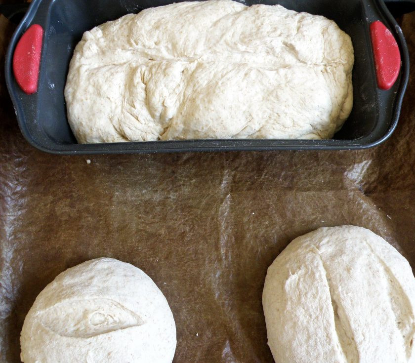 1. Этап. Хлеб отрубной на сыворотке: Сформуйте небольшие буханки или караваи. Надрежьте верх. Дайте заготовкам время на расстойку, минут 20. Начните выпекать хлеб при температуре 120 градусов, плеснув на противень под хлебом полстакана горячей воды. После испарения воды увеличьте нагрев до 200 градусов и выпекайте до румяной корочки. Готовый хлеб заверните в льняное полотенце и дайте остыть.