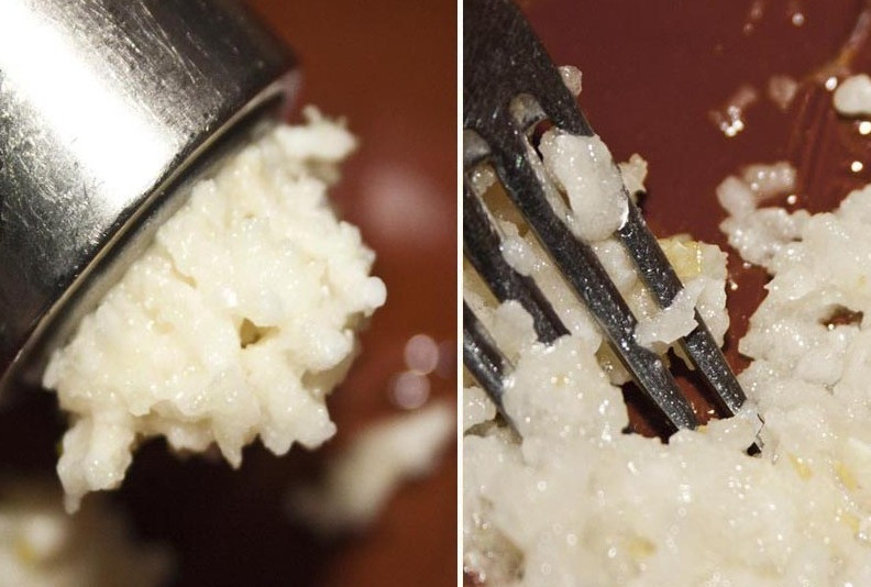 1. Этап. Гренки ржаные с чесноком: Теперь чеснок пропускаем через чесночницу. Добавляем соль и хорошенько перетираем. При желании можно так же добавить черный молотый перец или другие специи.