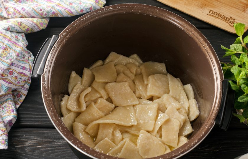 1. Этап. Вареницы с творогом в мультиварке: Затем воду слейте, добавьте сливочное масло и перемешайте.