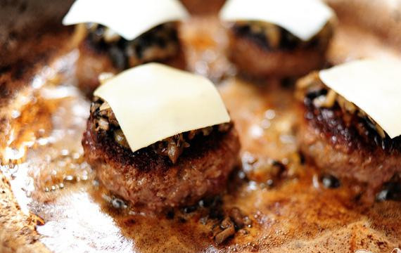 1. Этап. Сэндвичи с говядиной, грибами и швейцарским сыром: 4. В той же сковороде, которая использовалась для приготовления грибов, растопить 1 столовую ложку сливочного масла на среднем огне. Добавить четыре котлеты и жарить 4 минуты, затем перевернуть. Ложкой выложить грибную смесь на каждую котлету, а затем сверху положить 1-2 квадрата швейцарского сыра. Накрыть сковороду крышкой и жарить еще от 2 до 3 минут, пока сыр не расплавится. Готовые котлеты держать в тепле и повторить то же самое с оставшимся мясом.