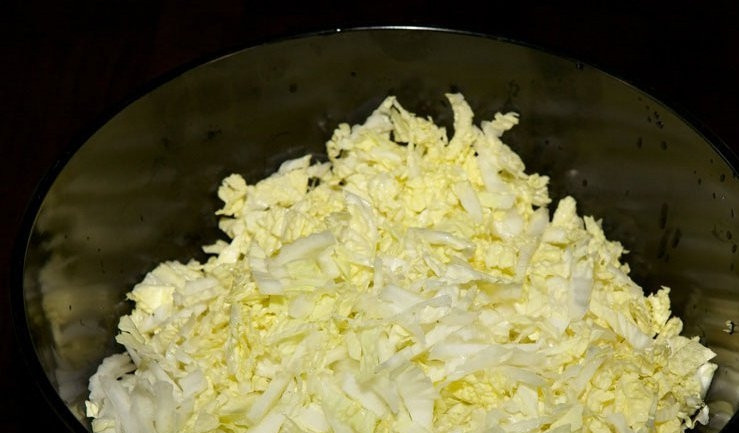 1. Этап. Крабовый салат: Капусту промойте, обсушите и нашинкуйте.