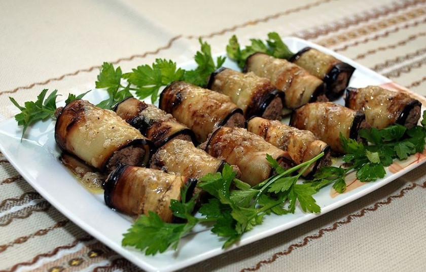 1. Этап. Печень с баклажанами: Красиво выкладываем рулетики на блюдо, обложив их свежей зеленью. Сверху рулетики приправим чесноком, пропущенным через чеснокдавку, побрызгать бальзамическим уксусом и оливковым маслом. Оставляем рулетики в холодильнике на час. Затем закуску подаем к столу. Приятного аппетита!