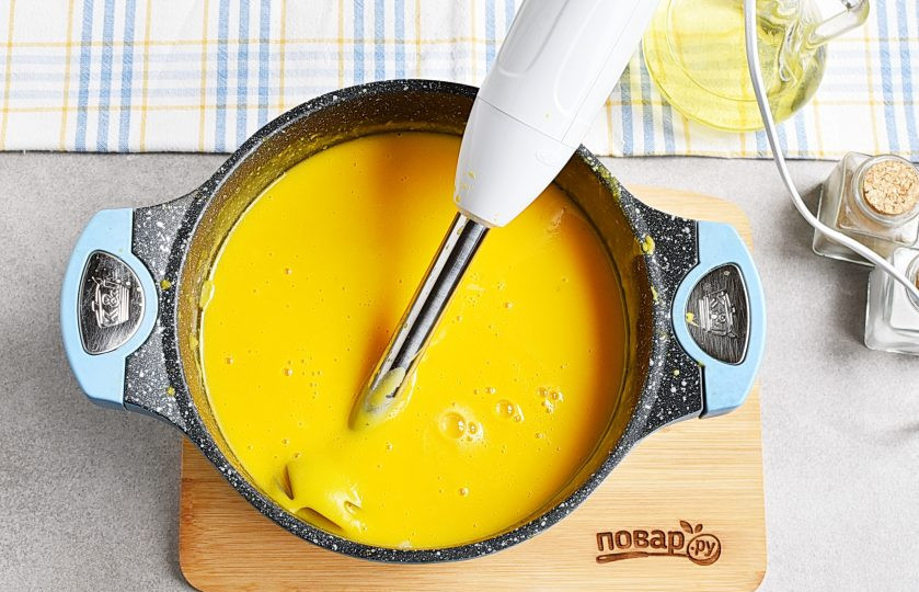 1. Этап. Тыквенный суп-пюре со сливками: Пробейте суп погружным блендером или в комбайне.