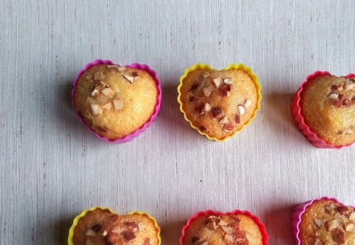 1. Этап. Кукурузные кексы из поленты с миндалём: Выпекайте в духовке 20-25 минут при температуре 180°С.