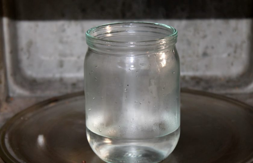 1. Этап. Варенье из сосновых шишек с медом: Банки и крышки тщательно вымойте с пищевой содой, сполосните и стерилизуйте любым удобным способом. Железные крышки прокипятите на среднем огне в течение 5 минут. Пластмассовые крышки обварите кипятком.