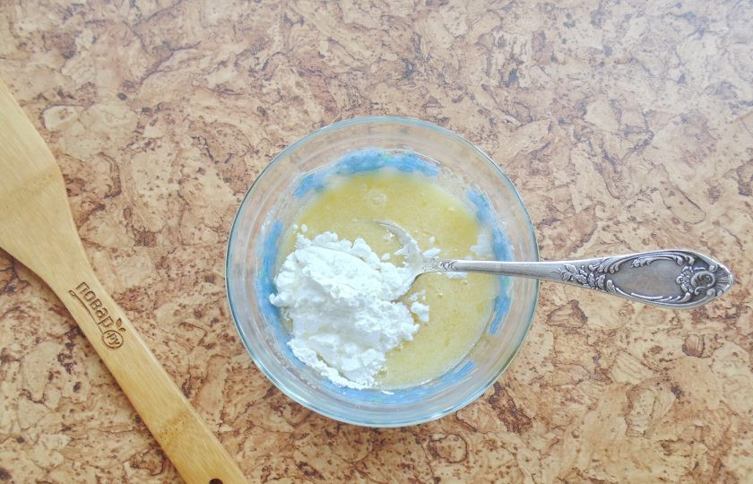 1. Этап. Крем Пломбир на сливках: Тщательно перемешайте яйцо с сахаром и насыпьте кукурузный крахмал. Если его нет, то можно заменить картофельным или мукой.