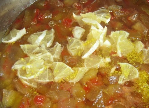 1. Этап. Варенье для внучат: 5. Снимите с лимонов цедру. Очистите лимоны от кожуры и порежьте на мелкие кусочки. Добавьте в варенье цедру и лимоны. Перемешайте и варите арбузные корки до прозрачного цвета. Все, варенье готово.