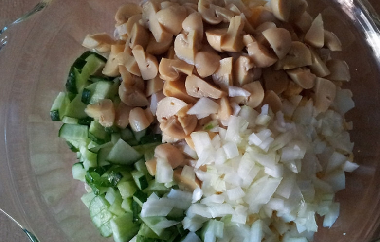 1. Этап. Салат с консервированными шампиньонами: Добавляем измельченный лук.