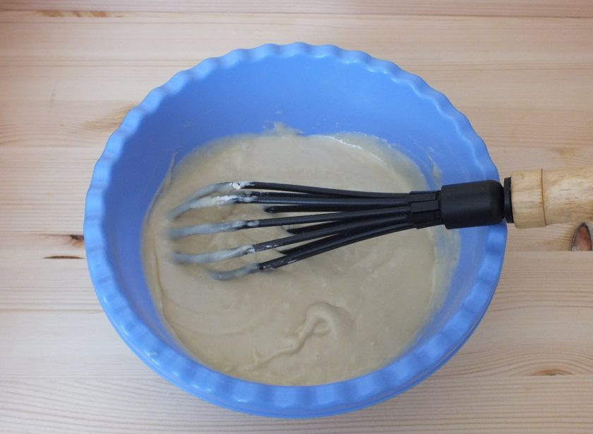 1. Этап. Пасхальные куличи на разрыхлителе: Тщательно размешайте венчиком до однородного состояния.