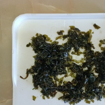 1. Этап. Салат с сардинами и свеклой: Морскую капусту и лук мелко нарезать.