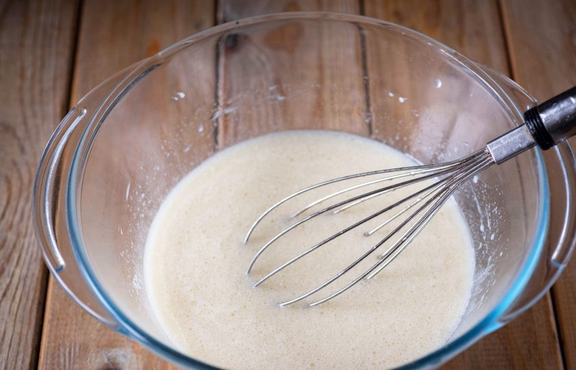1. Этап. Вафли на закваске: Перемешайте все венчиком.