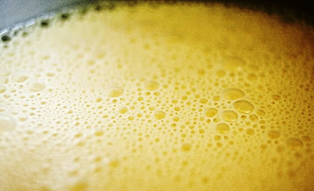 1. Этап. Торт Молочная девочка: Сгущенку взбиваем с яйцами до однородности.