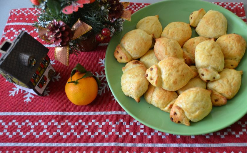 1. Этап. Творожное печенье Мышки: Готовое печенье выложите на блюдо и подавайте к столу.