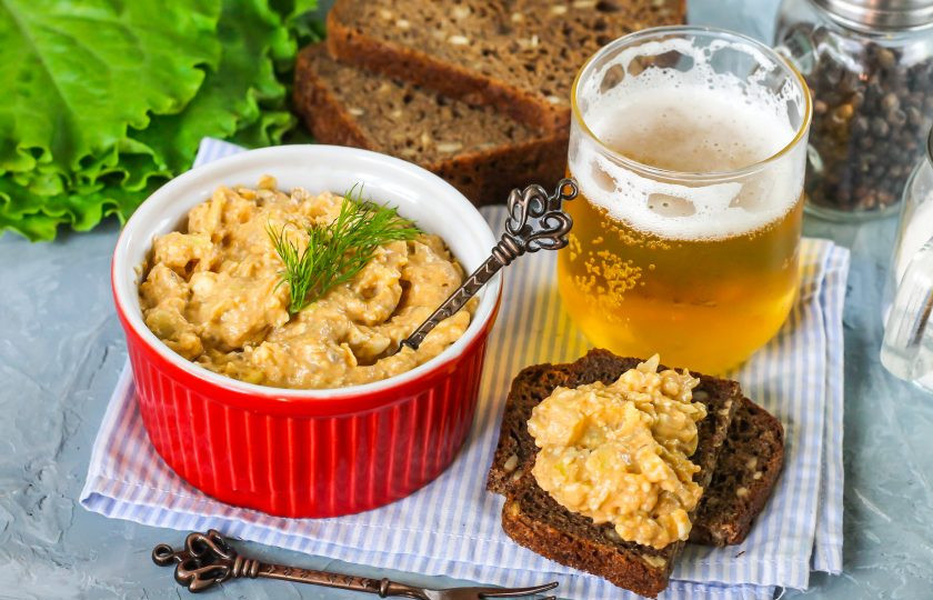 1. Этап. Обацда: Подавайте обацду вместе с ломтиками хлеба, по желанию закуску можно охладить в течение 1 часа в холодильнике.