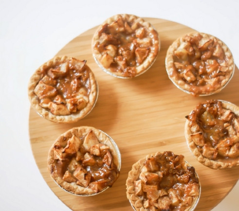 1. Этап. Тарталетки с яблоками: Запекайте, пока тарталетки не станут золотистыми, а яблоки — мягкими.