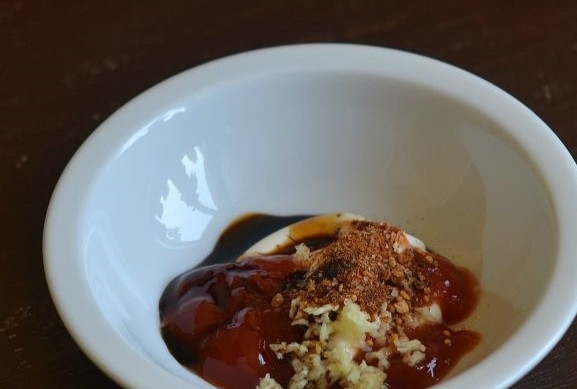 1. Этап. Крылья барбекю: Крылья помойте, удалите лишние перья и обсушите. Для маринада смешайте майонез, кетчуп, измельченный чеснок, уксус и специи.