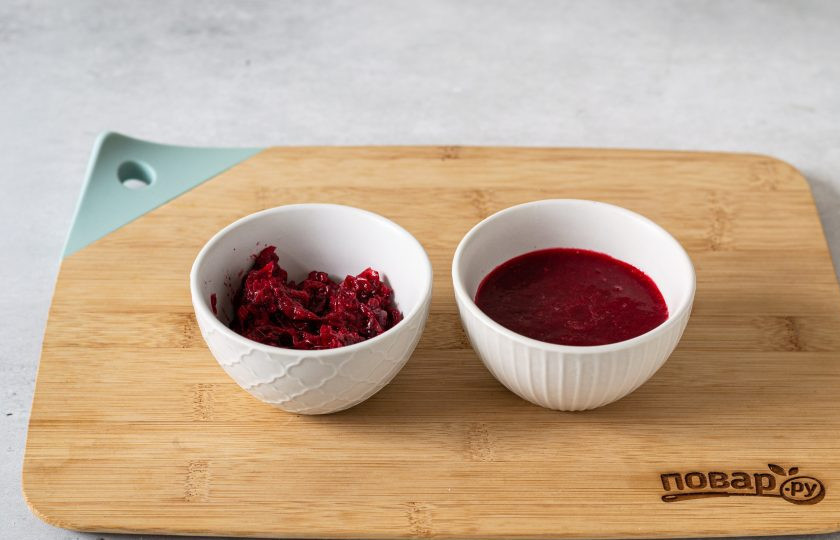 1. Этап. Морс Детский: Отожмите из полученной массы сок через сито, уберите его в холодильник.