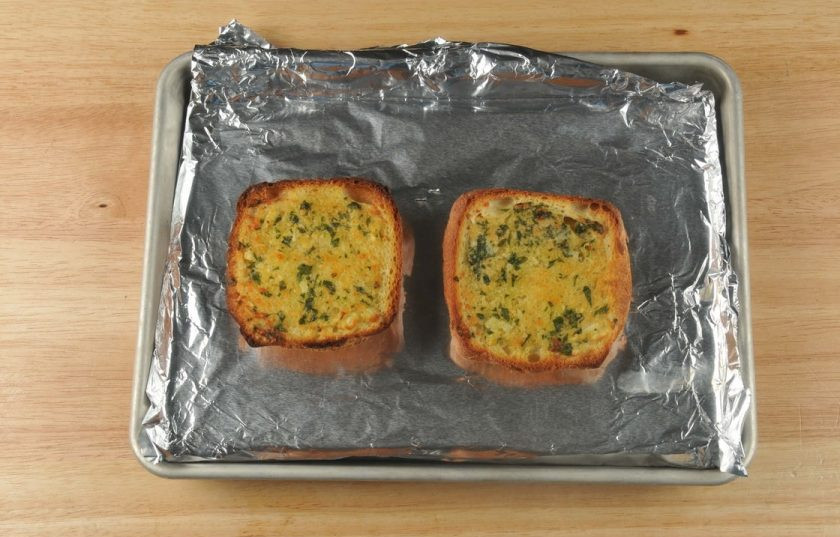 1. Этап. Букатини с ветчиной: 3. В это же время подготовьте чиабатту. Смажьте её смесью из масла, чеснока, щепотки сыра и петрушки. Уберите хлеб запекаться в духовку на 7 минут при 200 градусах.