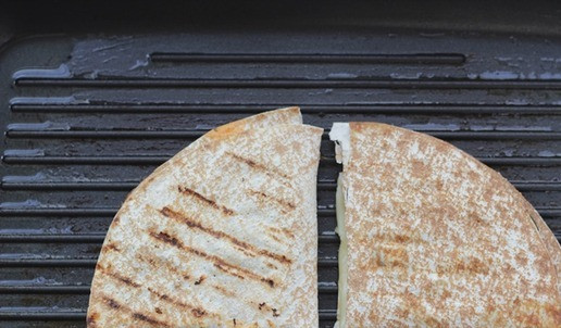 1. Этап. Сэндвич в лаваше: Обжарить лаваш на сковороде гриль, в сэндвичнице или на антипригарной сковороде.