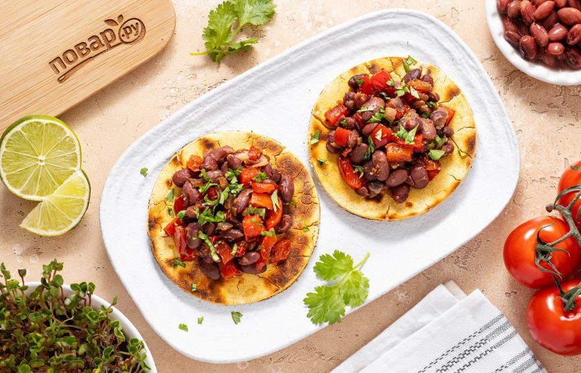 1. Этап. Гордитас с фасолью: Смажьте лепешки творожным сыром, выложите начинку из фасоли. Сбрызнете ее соком лайма и посыпьте измельченной кинзой. Гордитас с фасолью готовы, приятного вам аппетита!