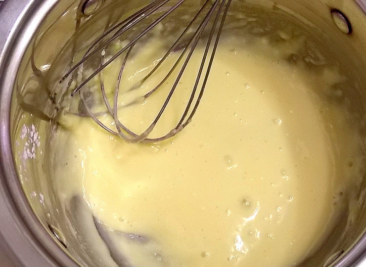 1. Этап. Армянский суп Спас: Смешайте яйцо и муку до однородной массы.