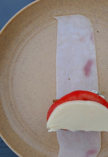 1. Этап. Горячие бутерброды на мангале: Ветчину разрезать на полоски. Четвертинку хлеба намазать майонезом, положить помидор, а сверху сыр.