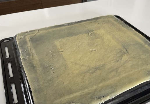 1. Этап. Крекер с семечками: Раскатываем-растягиваем наше тесто от середины к краям, с краев излишки отрезаем и выравниваем недостающие части. На заплатки и мелкие трещины внимание не обращаем, при выпечке все сравняется. Тесто должно быть раскатано очень тонко, противень будет просвечивать.