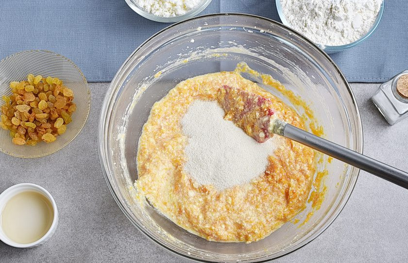 1. Этап. Пирог из тыквы в мультиварке: Всыпьте манную крупу, перемешайте и дайте постоять 10 минут до набухания манки.