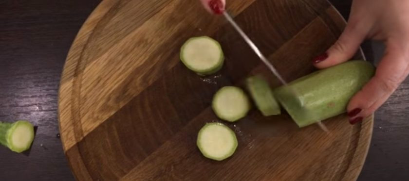 1. Этап. Овощное рагу (все смешал и готово): 2. В тертый помидор добавьте сахар, все специи, полкружки воды и столовую ложку растительного масла. Вылейте смесь в чашу мультиварки. Нарежьте кубиками все овощи, чеснок измельчите ножом.