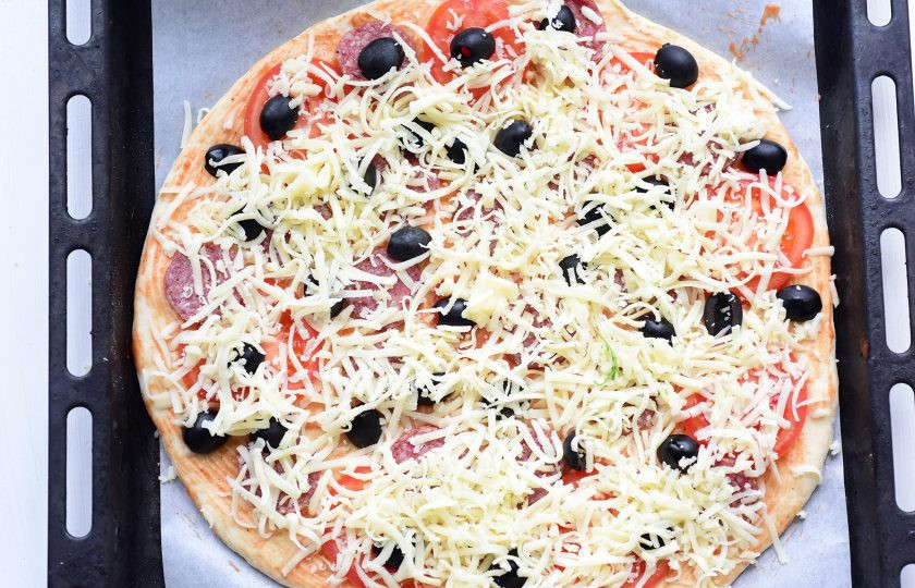 1. Этап. Пицца на сухом молоке: Разложите моцареллу, натертую на крупную терку. Выпекайте 10 минут в уже разогретой до 180 градусов духовке.