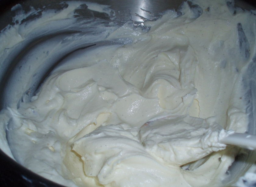 1. Этап. Творожный пирог Нежность: 2. Отдельно взбиваем творог, сливки, сахар и яйца, чтобы получился вот такой воздушный крем. Выкладываем его поверх коржа.