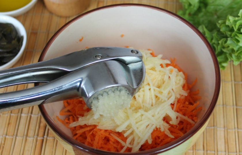 1. Этап. Салат Оранжевое чудо: Добавляем пропущенный через пресс чеснок.