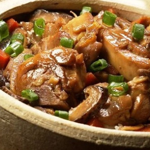 Жаркое из кролика в горшочках