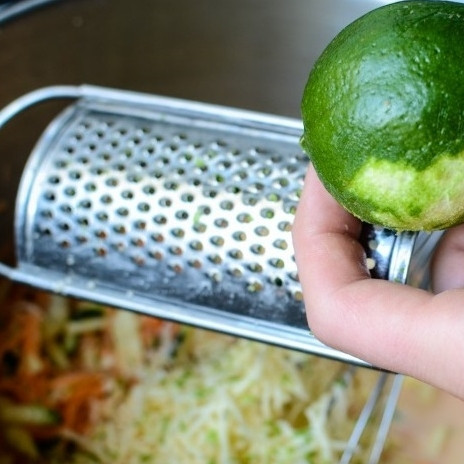 1. Этап. Овощные маффины: 6. Добавьте цедру с половины лайма.