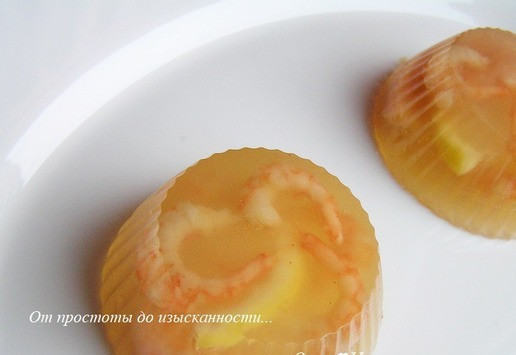 1. Этап. Креветки в шампанском: Оставьте закуску в креманках или выньте из формочек.