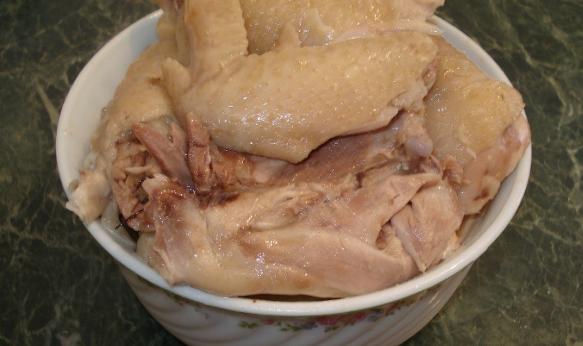 1. Этап. Суп куриный с яйцом: 5. Готовую курицу вынуть из бульона и разобрать, порезав на порционные кусочки.