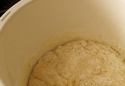 1. Этап. Пирог со щавелем: В миску с мукой выливаем дрожжевую смесь, добавляем яйцо и щепотку соли. Замешиваем тесто и оставляем в теплом месте подниматься.